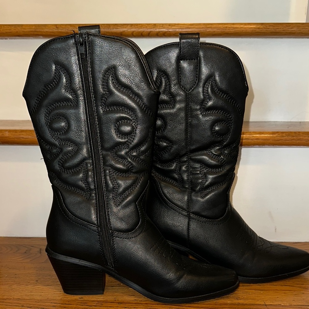 Black Heeled Boots with Classic Western Design